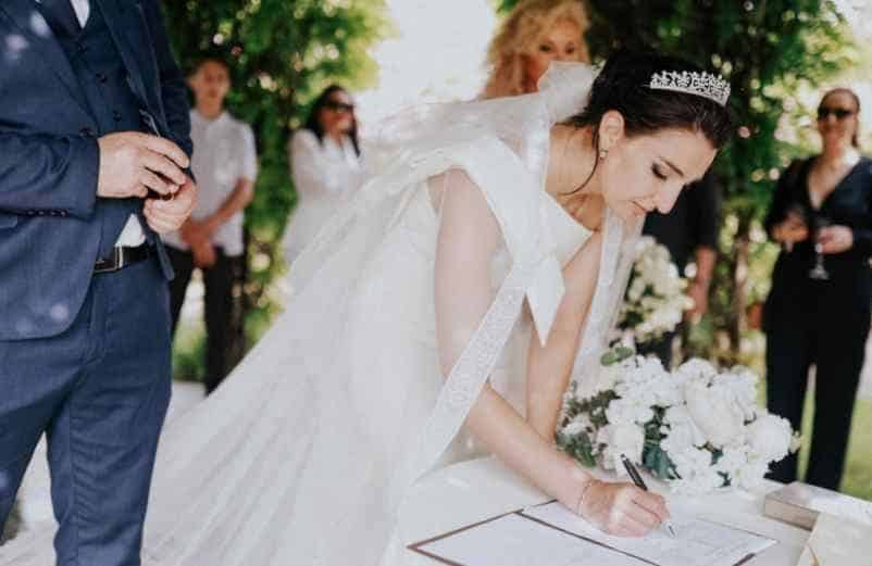 Quel est le nombre légal de témoins pour un mariage civil ? Place du mariage